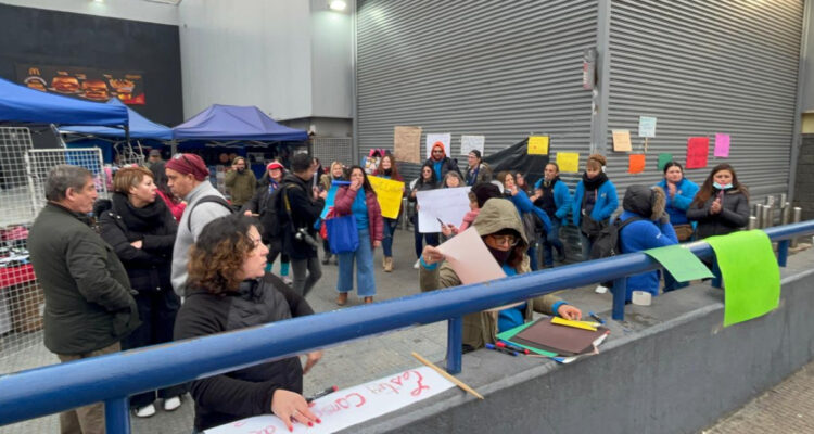 Trabajadores de un sindicato de Walmart Chile inician huelga legal emplazando mejoras y beneficios