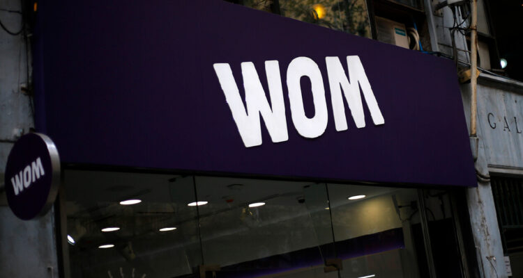 imagen archivo de una fachada de wom