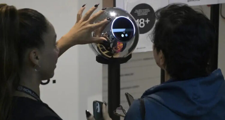 una persona escaneando su iris con worldcoin