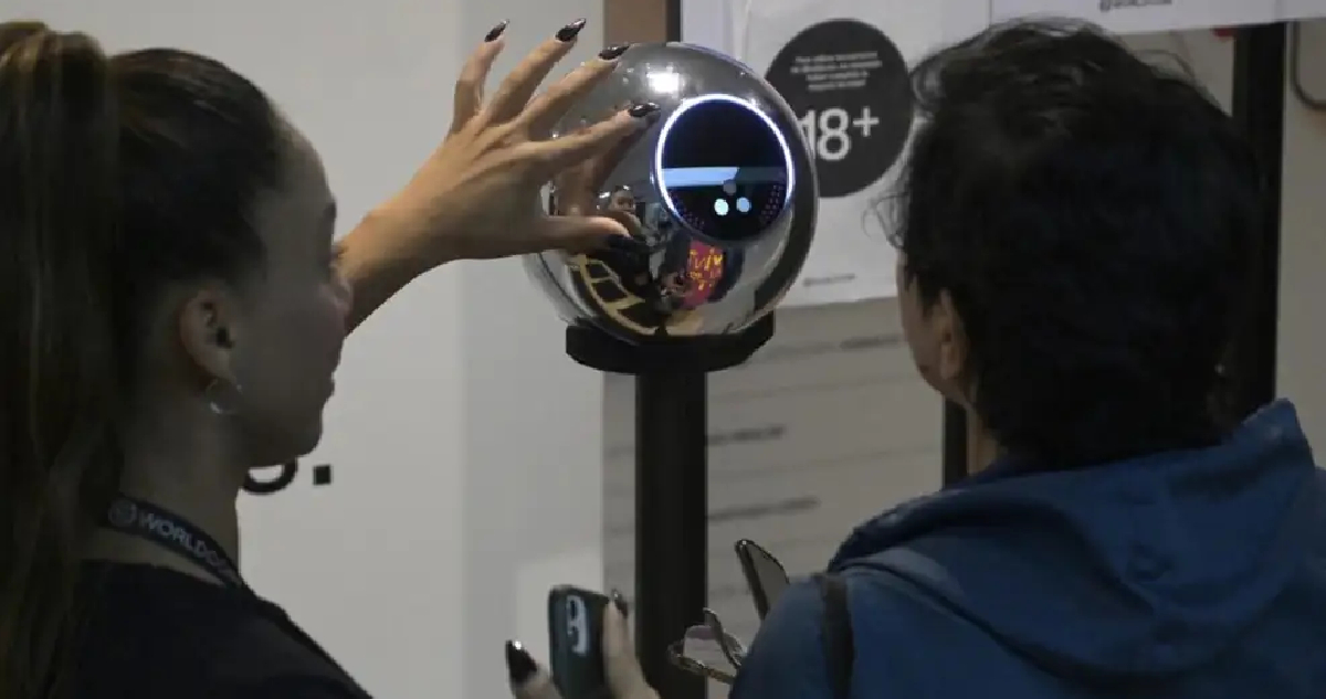 una persona escaneando su iris con worldcoin