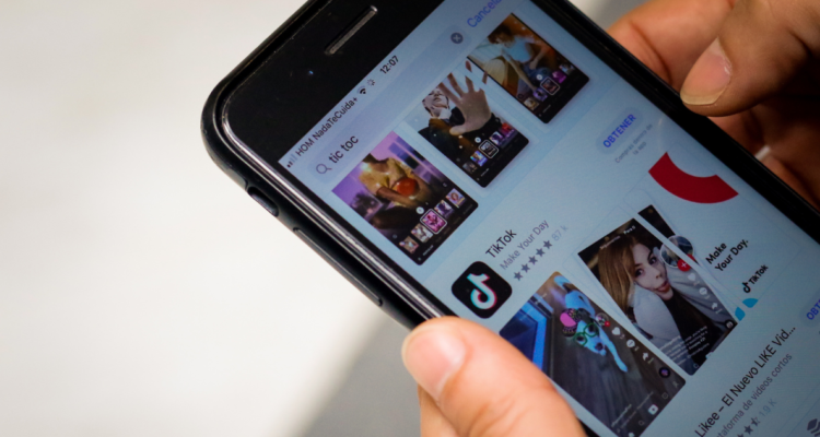 76% de los chilenos confía “poco” o “nada” en las redes sociales: TikTok es la peor evaluada