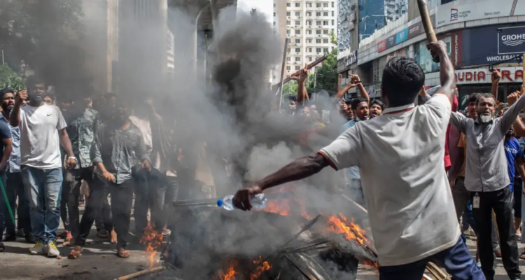 77 muertos deja la jornada de protestas más violenta desde que estalló el conflicto en Bangladesh
