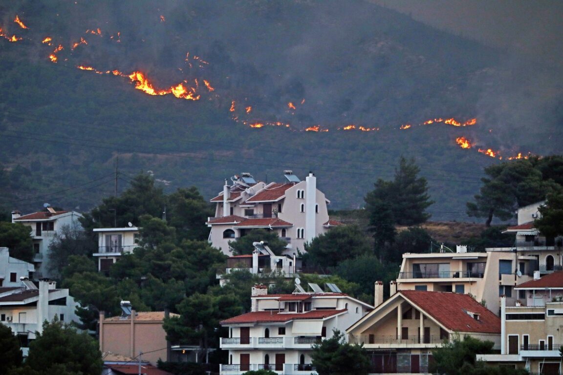 Más de 50.000 evacuados y 10.000 hectáreas arrasadas por mega incendio forestal en Grecia