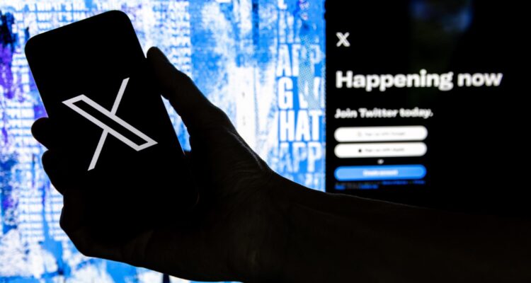 Imagen de archivo donde se muestra la página de login de X (ex Twitter) y el logotipo de la red social.