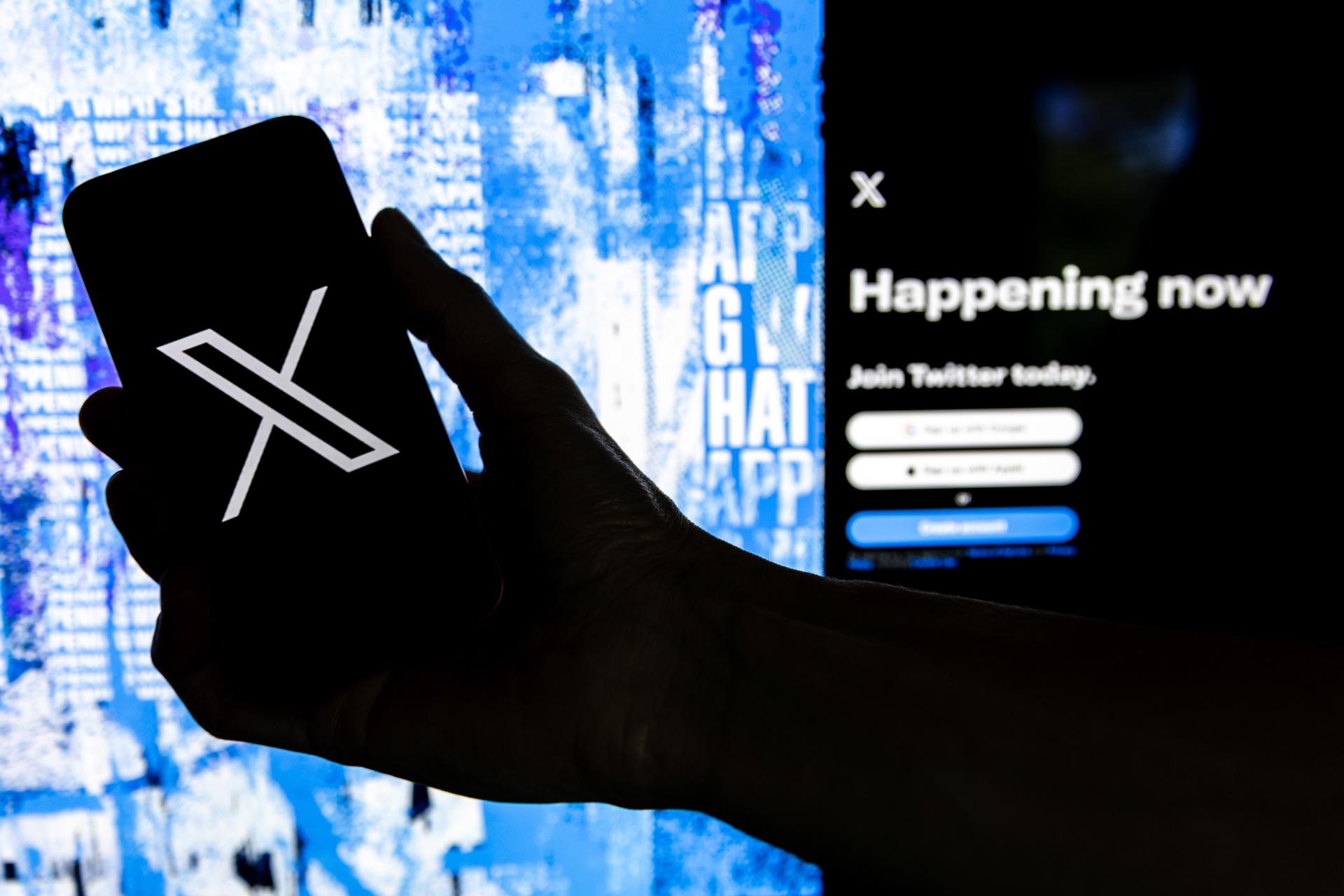 Imagen de archivo donde se muestra la página de login de X (ex Twitter) y el logotipo de la red social.