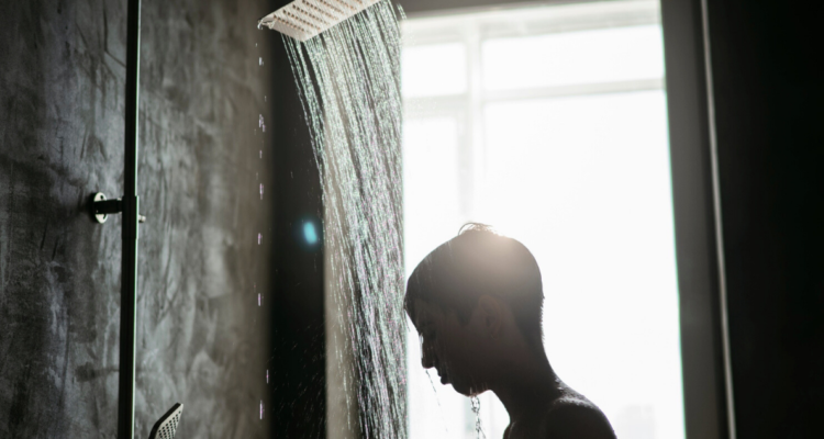 Persona triste bañandose en referencia a ablutofobia, el miedo irracional a bañarse o lavarse