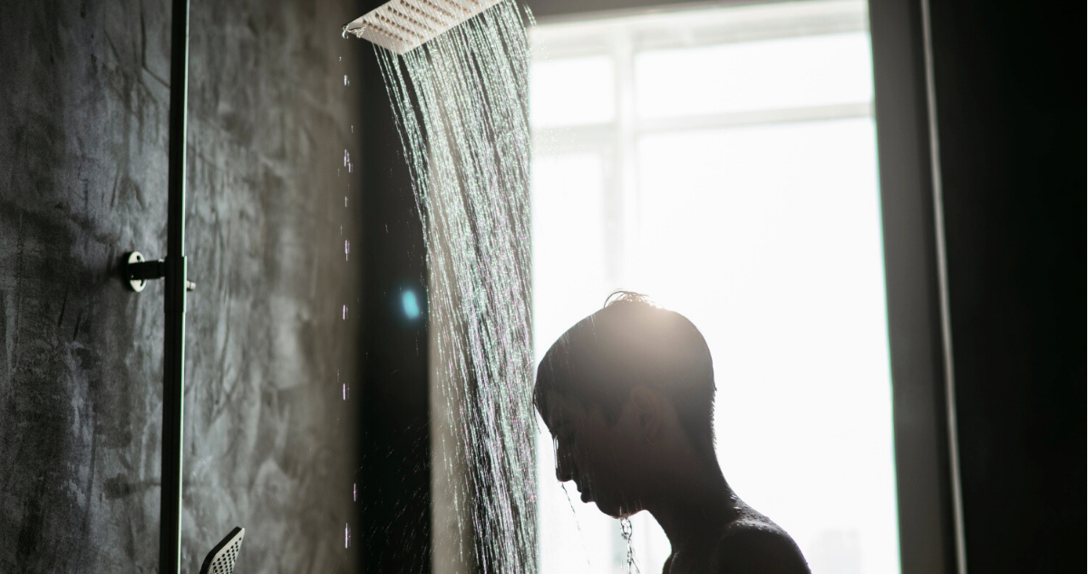 Persona triste bañandose en referencia a ablutofobia, el miedo irracional a bañarse o lavarse