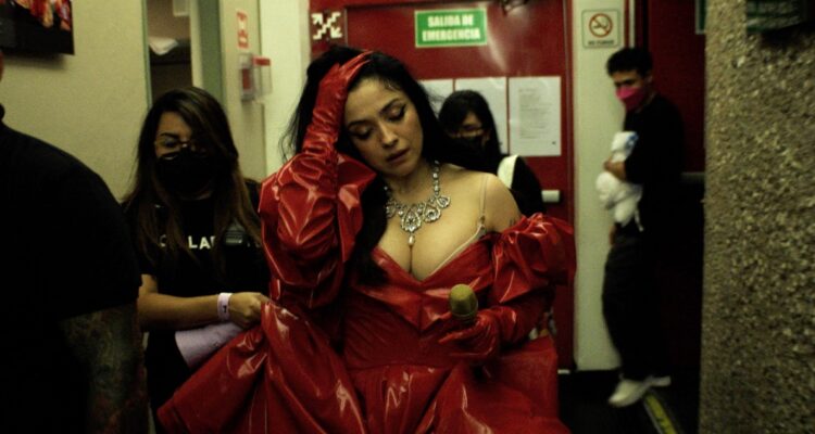 Abusos, acoso, maternidad y “Rojo”: Las duras revelaciones del estreno de “Mon Laferte, te amo”