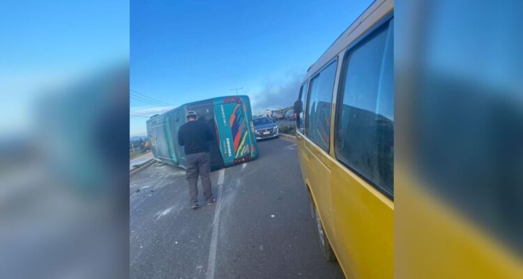 Cuatros pasajeros lesionados deja volcamiento de bus en ruta que une Ovalle y La Serena