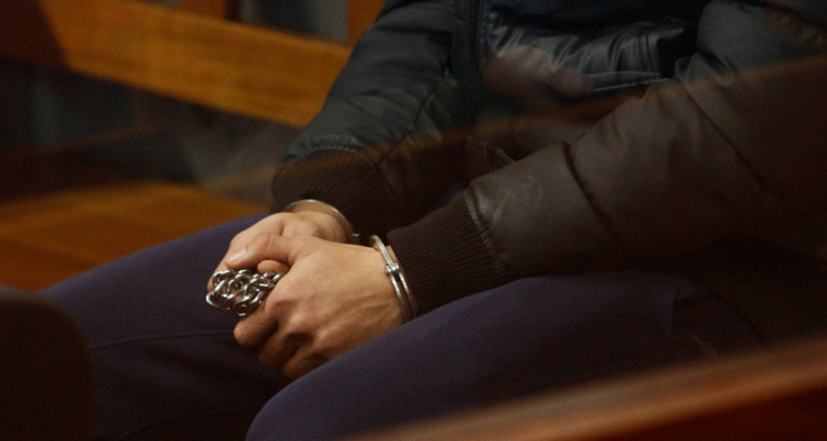 acusado de golpear a su esposa e hijos