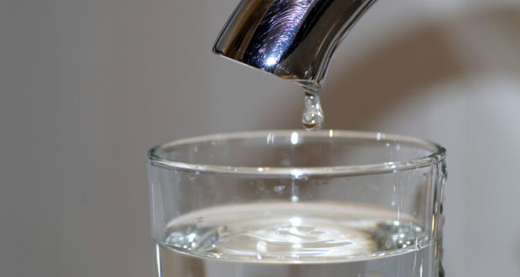 Cuál es el mejor método para eliminar microplásticos del agua