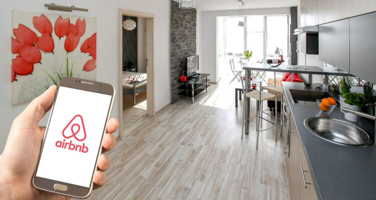 Airbnb anotó ganancias en el primer semestre y destaca impulso que tuvo en América Latina