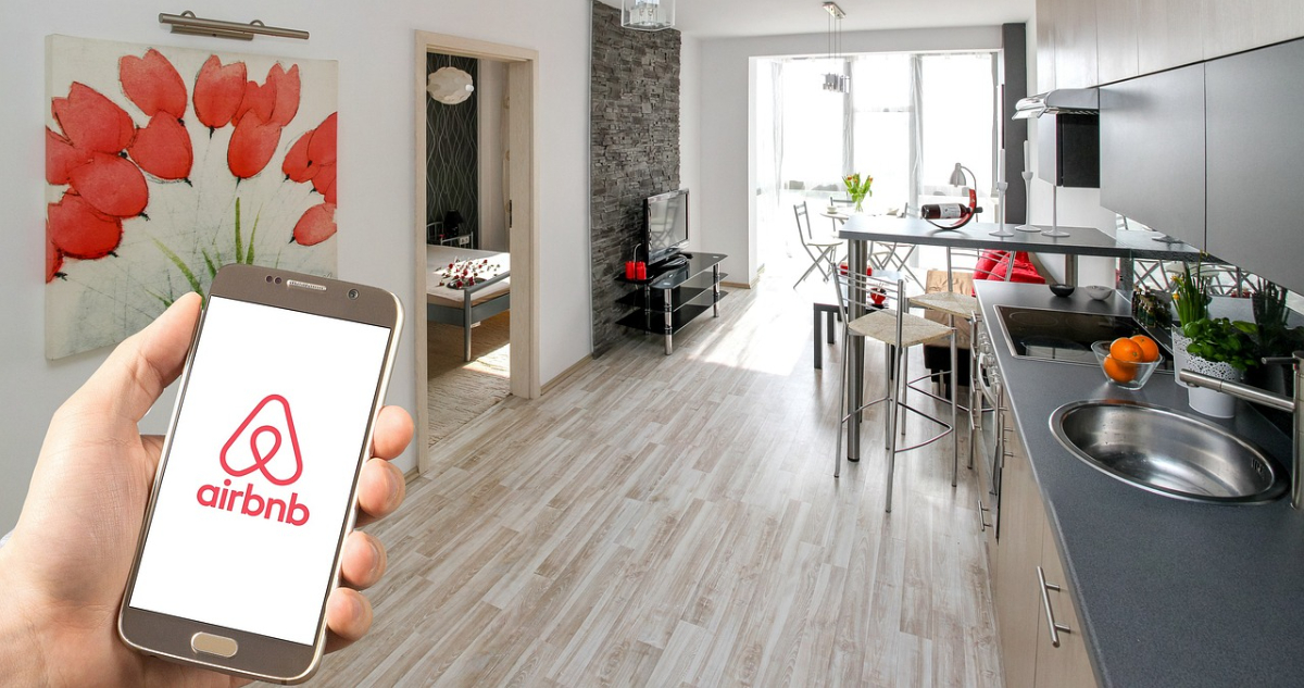 Airbnb anotó ganancias en el primer semestre y destaca impulso que tuvo en América Latina