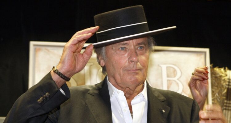 A los 88 años muere el actor Alain Delon, mito del cine francés