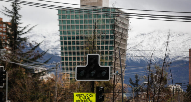Un Semáforo Apagado ubicado en la esquina de Presidente Riesco con Américo Vespucio en la comuna de Las Condes