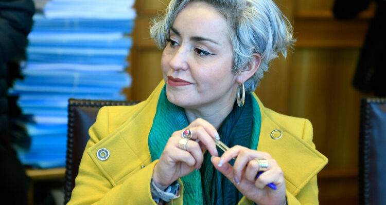 En la imagen, la diputada del Partido Comunista, Alejandra Placencia, quien en entrevista con CNN dijo que desde el PC “no validamos ese proceso” respecto a las elecciones en Venezuela.