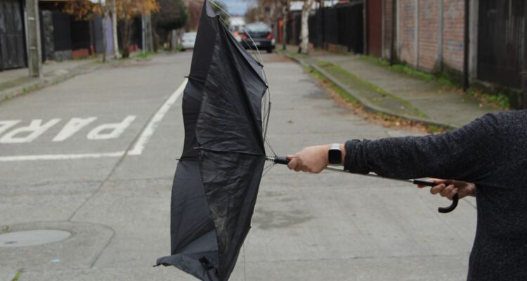 Senapred emite Alerta Temprana Preventiva por viento en ocho comunas de la región Metropolitana