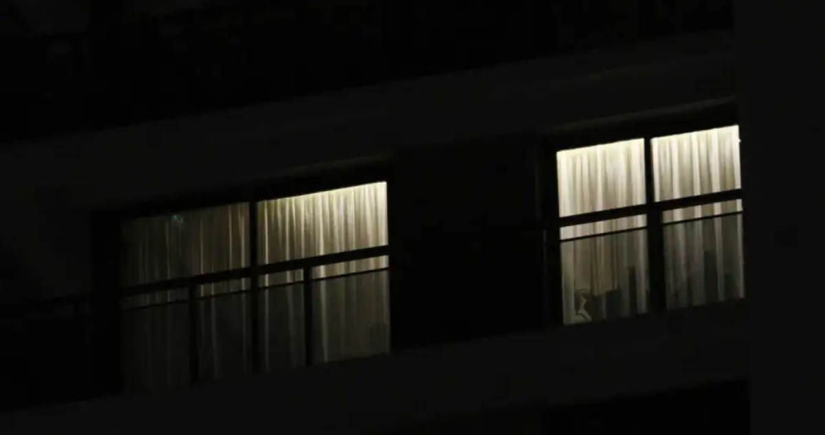 La ventana del departamento de Alberto Fernández en Puerto Madero, allanado por la Justicia