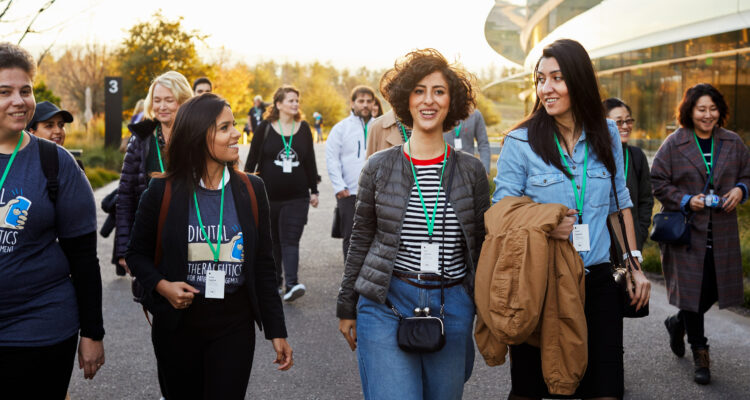 Imagen de desarrolladoras visitando el Apple Park, en la última edición presencial del Apple Entrepreneur Camp.
