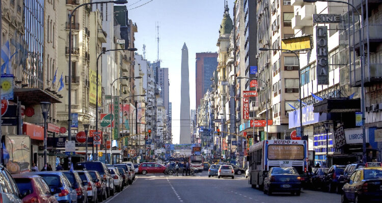 Gobierno de Argentina decreta una nueva subida en los precios del gas y el transporte