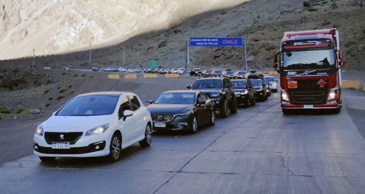Vehículos argentinos ingresando a Chile por paso Los Libertadores.