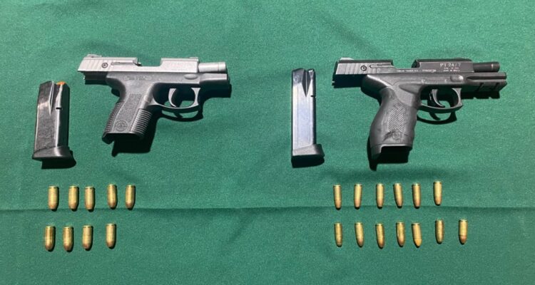 Atrapan a dos sujetos manipulando armas en un club de fútbol en San Joaquín