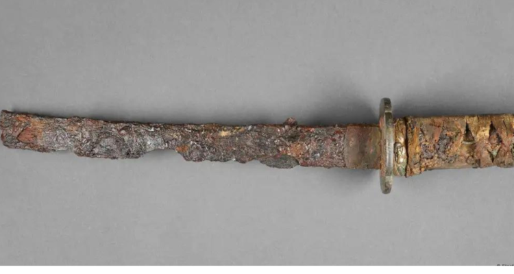 Durante unas excavaciones en el histórico Molkenmarkt de Berlín, Alemania, arqueólogos encontraron una espada samurái, conocida como wakizashi, que data del siglo XVII, según anunció la Oficina Estatal de Monumentos de la ciudad.