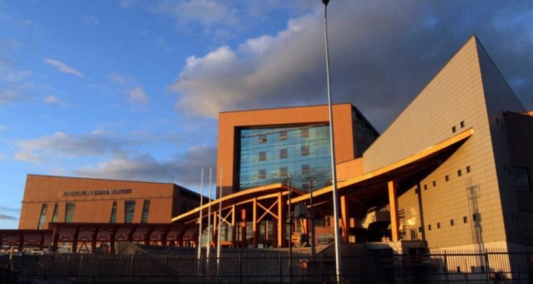 Padres de funcionario que denunció ser violado por colega en Hospital de Puerto Montt exigen justicia