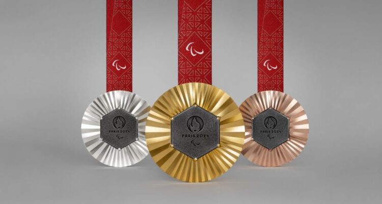 París 2024 presentó las medallas de los Juegos Paralímpicos.