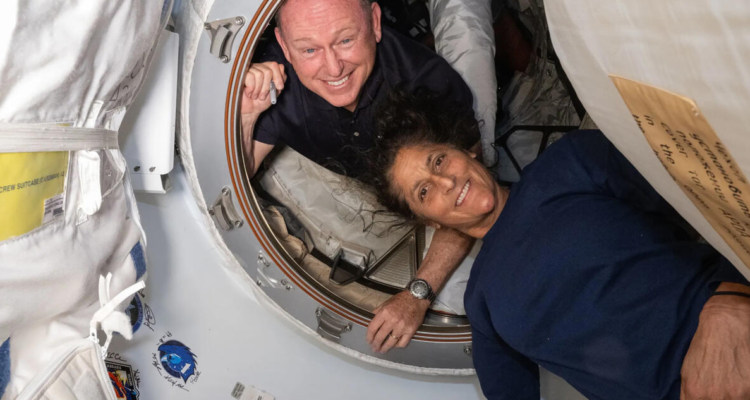 Los astronautas varados en órbita no pueden simplemente regresar en una nave de SpaceX debido a que sus trajes no son compatibles.