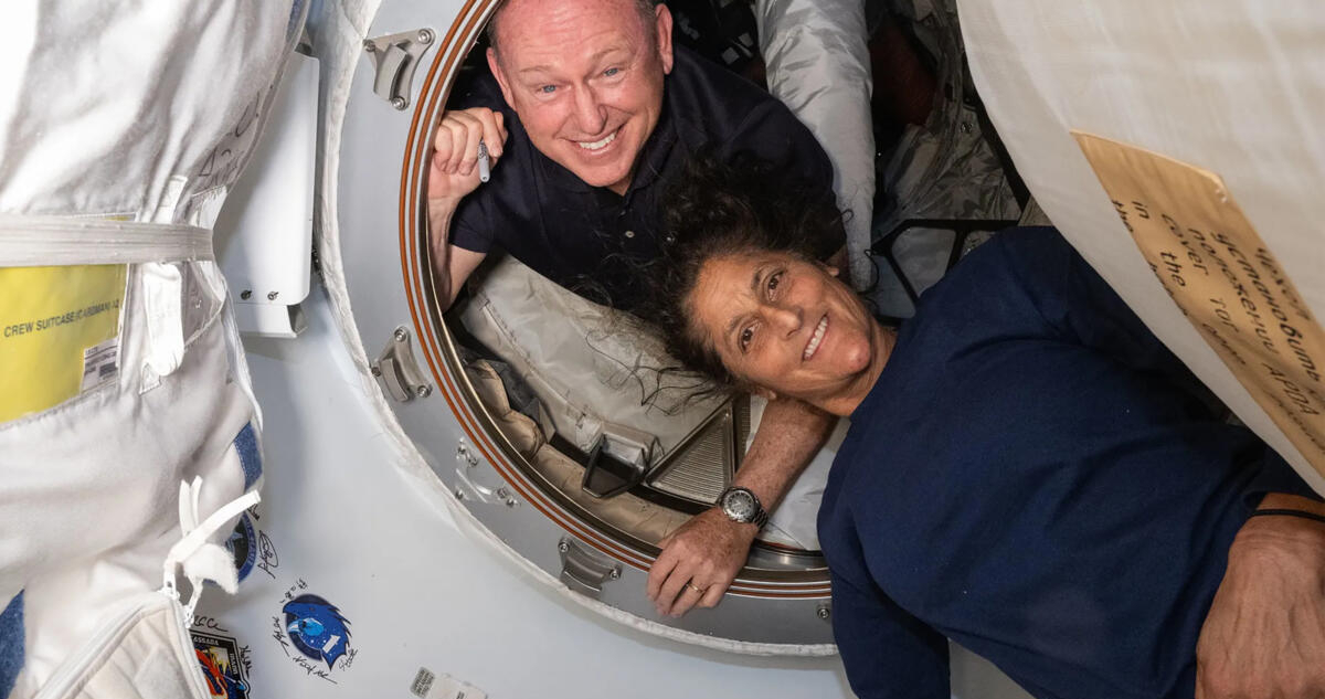 Los astronautas varados en órbita no pueden simplemente regresar en una nave de SpaceX debido a que sus trajes no son compatibles.