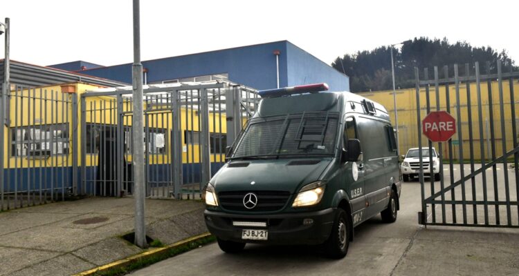 Reos golpean y atacan con arma blanca a gendarmes en Valdivia