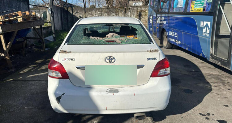 Un conductor quedó herido en San Pedro de la Paz: habría descubierto a su expareja destruyendo su auto