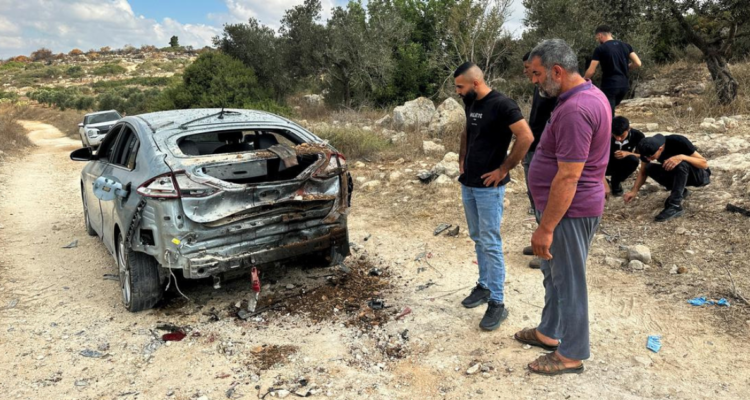 Daños de un automóvil tras la operación militar israelíe cerca de Yenín