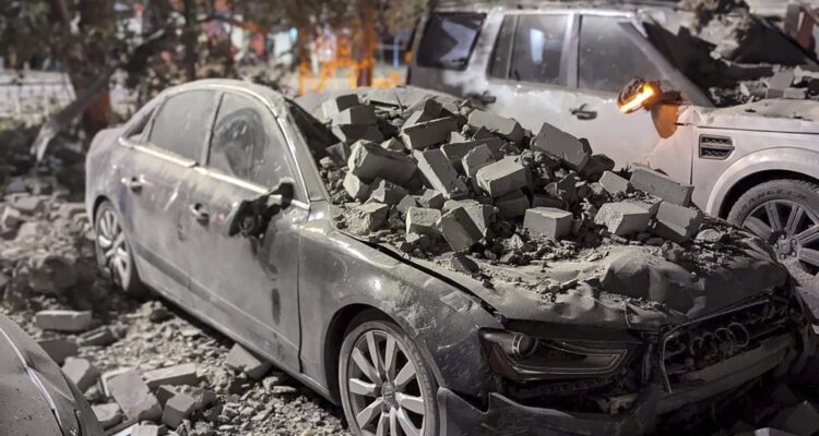 Un automóvil dañado tras un ataque con cohetes en Krivi Rig