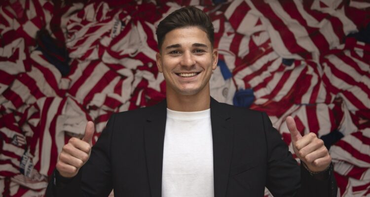 Julián Álvarez fue oficializado como nuevo jugador del Atlético de Madrid.