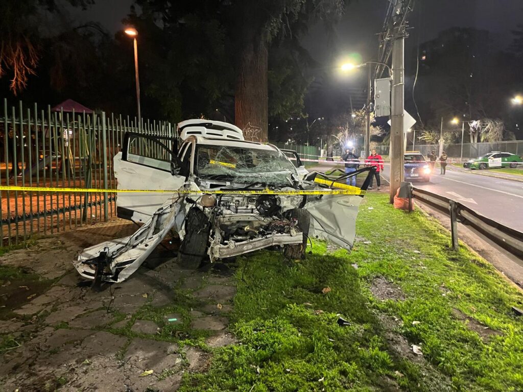 Auto con 7 ocupantes protagoniza accidente en Ñuñoa: dañó árbol, poste, casa, vehículo y una moto