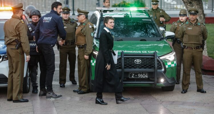 Auto con explosivos: Tohá asegura que una hipótesis es que se usaría en fuga de “Los Trinitarios”