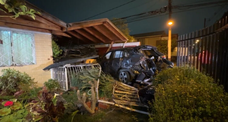 Sujetos roban vehículo y terminan estrellándose contra vivienda en Maipú