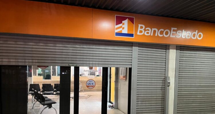 Atrapan a dos delincuentes que intentaron robar otro BancoEstado en Maipú… pero ahora sí había luz