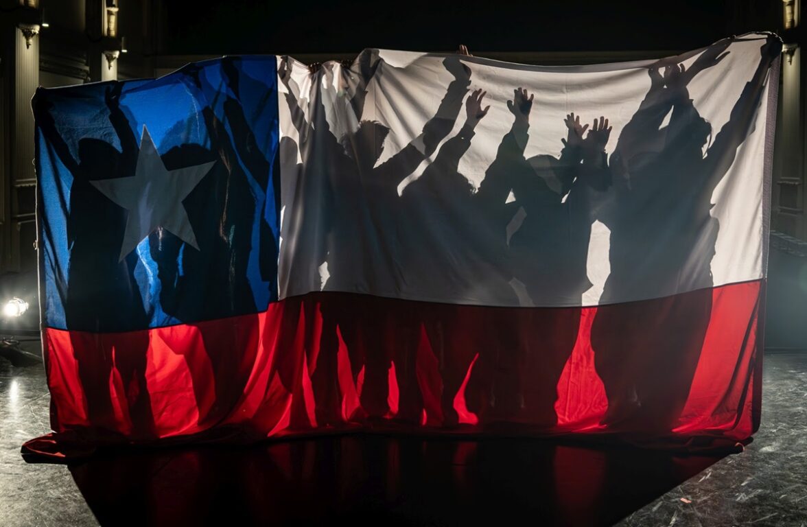 bandera escena ser extranjero en chile