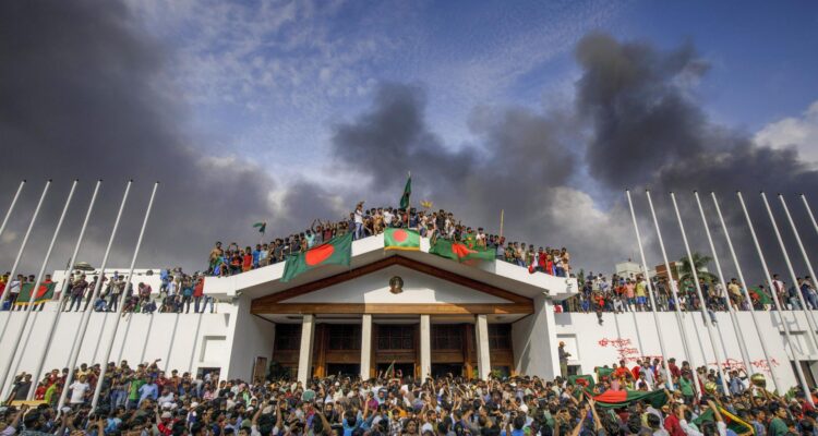 Una turba se toma la residencia de la primera ministra de Bangladesh en Daca