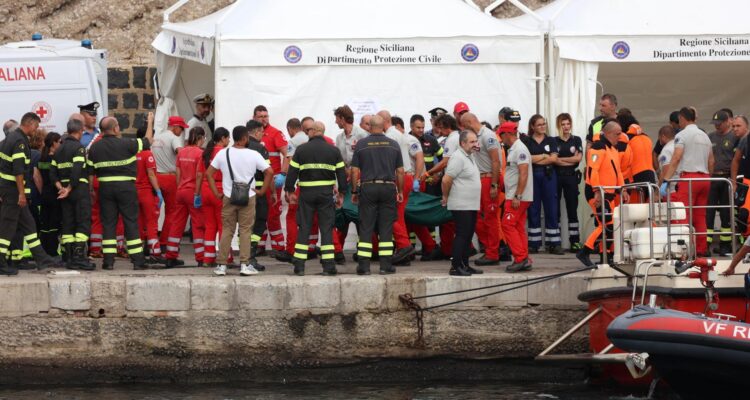 El personal de rescate transporta uno de los dos cadáveres de los pasajeros desaparecidos del Bayesian