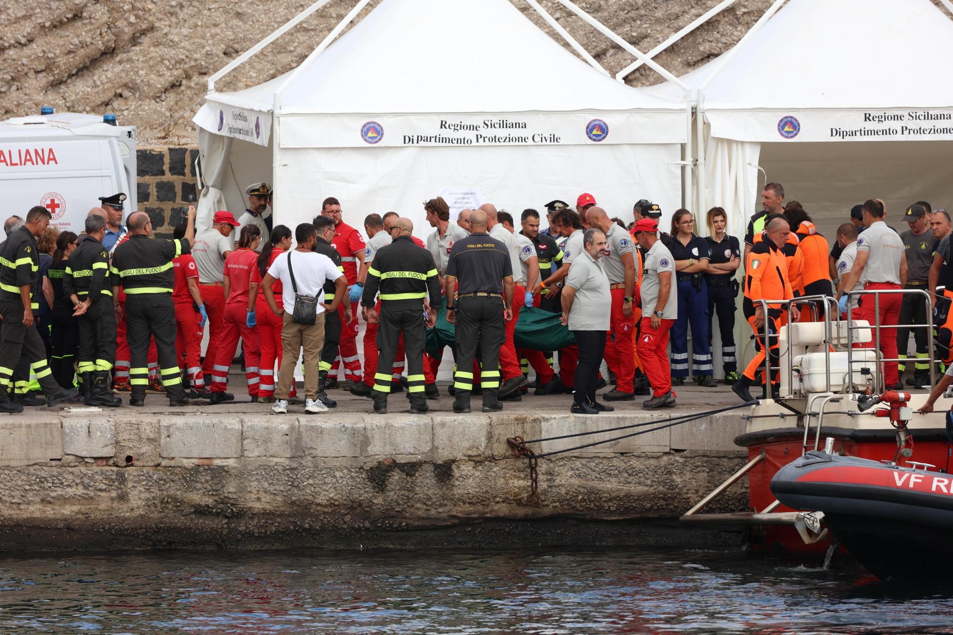 El personal de rescate transporta uno de los dos cadáveres de los pasajeros desaparecidos del Bayesian