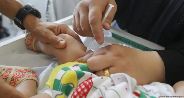Un niño recibe una dosis contra la polio en la Franja de Gaza.