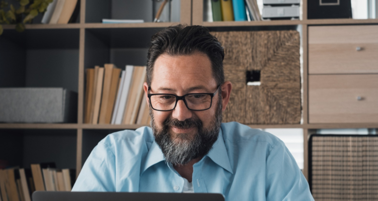 Cómo conseguir una de 400 becas para curso que forma a docentes en orientación vocacional a jóvenes