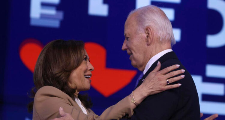Biden recibe una abrumadora ovación en la convención demócrata y pasa el testigo a Harris