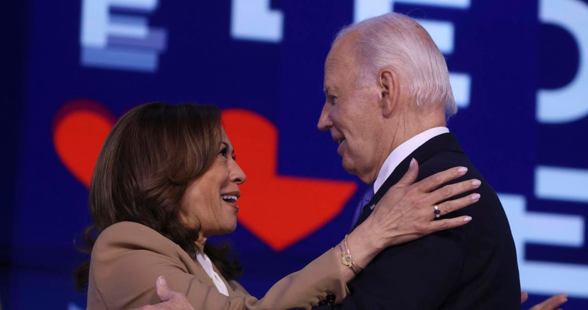 Biden recibe una abrumadora ovación en la convención demócrata y pasa el testigo a Harris
