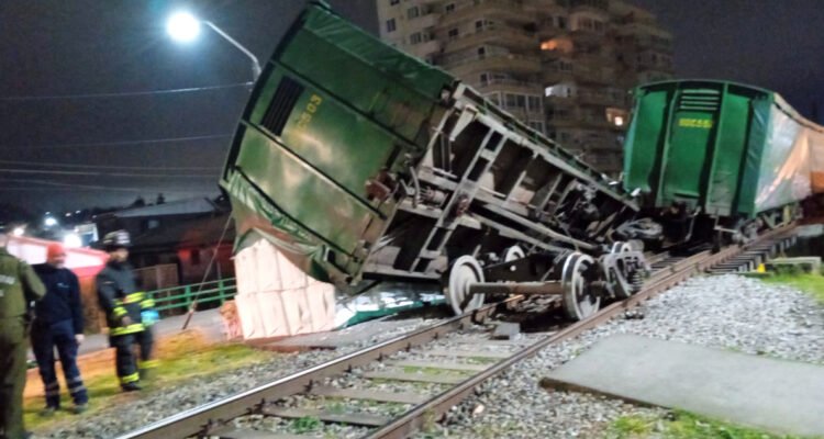 bio-bio_-tren-de-carga-descarrila-al-pasar-por-corto-puente-ferroviario-en-penco