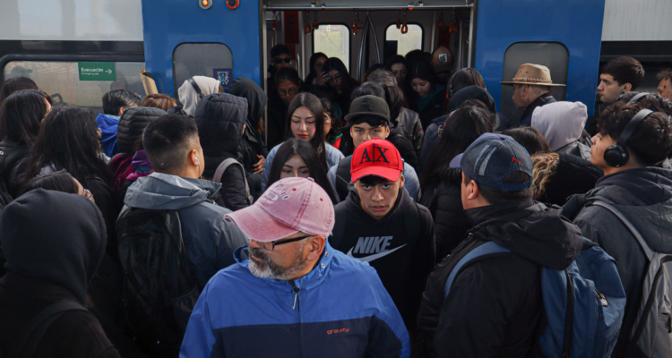 Usuarios saliendo de Biotren ante intermitencias en el servicio